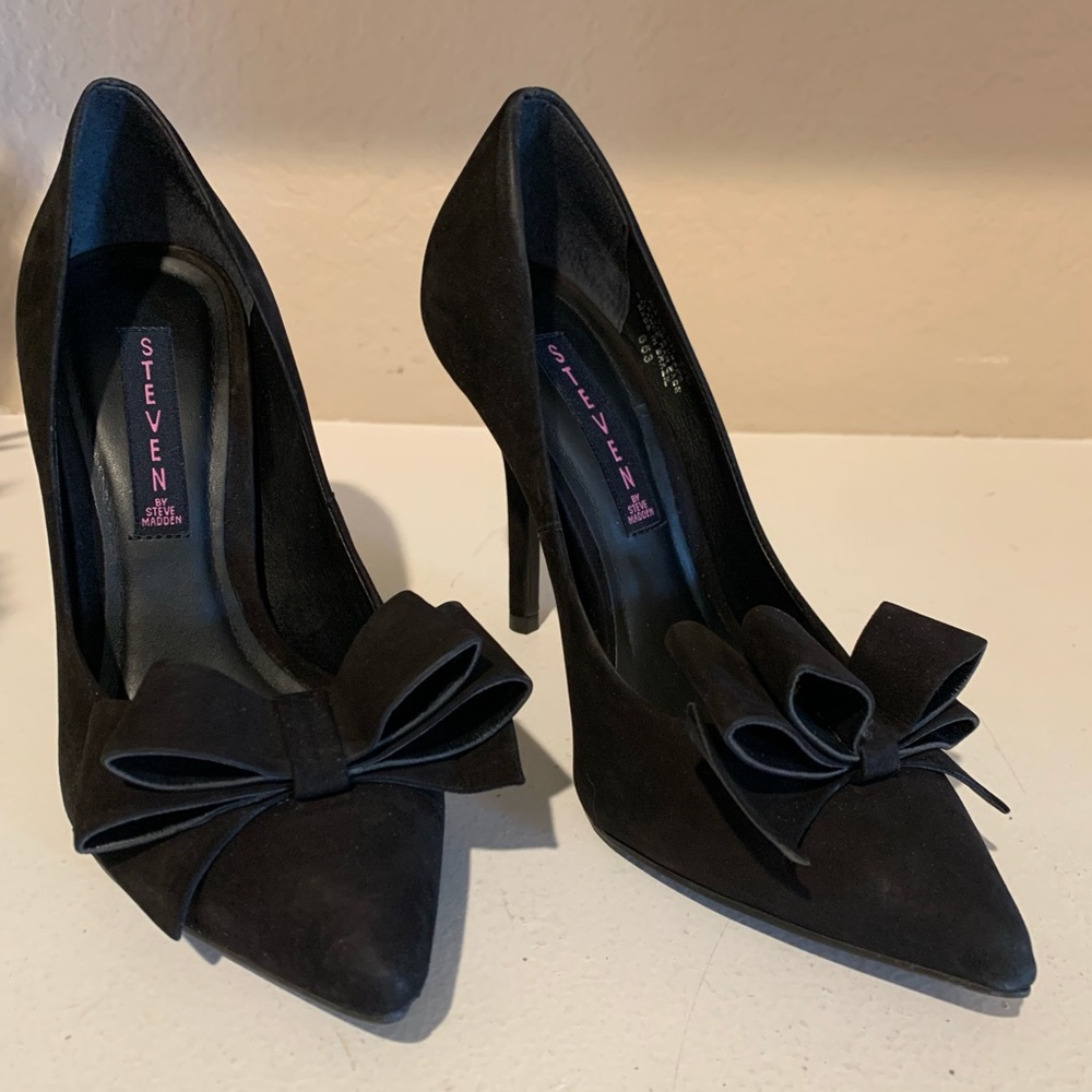 Steve Madden black suede pumps